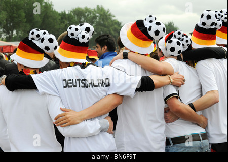 Allemagne Hamburg St Pauli, fans allemands à la consultation du public de la coupe du monde FIFA 2010 en Afrique du Sud, Allemagne - Serbie jeu Banque D'Images