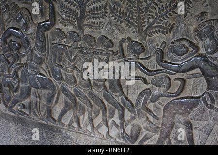 Détail de bas-relief dans l'une des galeries extérieures d'Angkor Wat, au Cambodge Banque D'Images