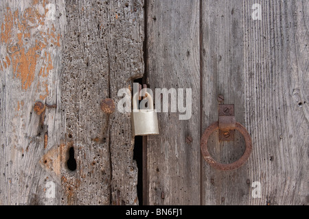 Old Wooden planks porte fermée avec rusty nails Banque D'Images