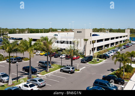 Tampa, FL - Avril 2009 - Les éléments préfabriqués en béton précontraint et parking garage parking à Saint-Pétersbourg, en Floride. Banque D'Images