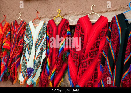 Chandails colorés à vendre dans les marchés de Racchi, Pérou, Amérique du Sud. Banque D'Images