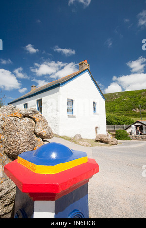 Une maison à Porthgwarra et un conteneur de ramassage pour le RNLI, sur la côte de Cornouailles près de Lands End, UK. Banque D'Images