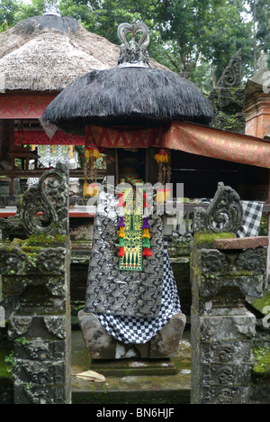 Au cours de la maison de saint hindou de Galungan, sur l'île de Bali, les temples sont joliment décorées avec des tissus et des offrandes. Banque D'Images