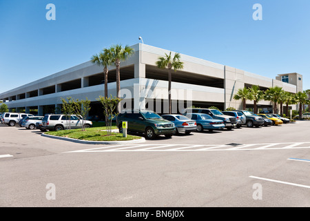 Tampa, FL - Avril 2009 - Les éléments préfabriqués en béton précontraint et parking garage parking à Saint-Pétersbourg, en Floride. Banque D'Images