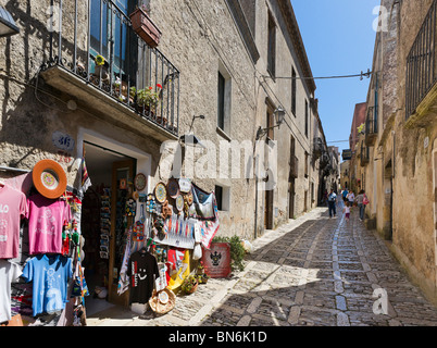 Rue typique de la vieille ville historique d'Erice, Trapani, région de la côte nord-ouest, Sicile, Italie Banque D'Images