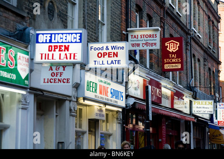 Les panneaux au-dessus de l'ASIE / INDE les magasins et boutiques - Commerces - sur Brick Lane dans l'Est de Londres. UK. Banque D'Images