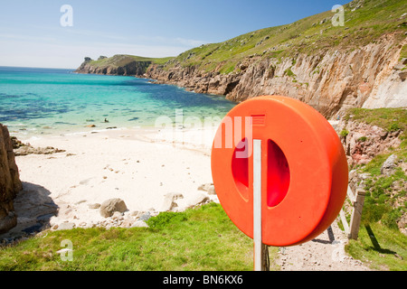 Une bouée à Mill Bay, près de Lands End, Cornwall, UK. Banque D'Images