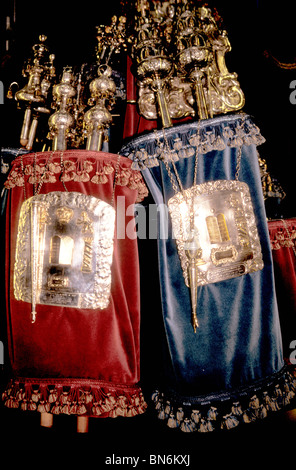 Torahs, yads et couronnes à l'intérieur de l'Ark avec la porte ouverte, synagogue à Londres. Banque D'Images