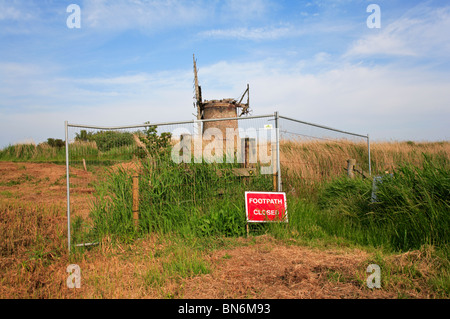 Sentier signe clos sur pied circulaire Brograve passé près de l'usine de drainage Horsey, Norfolk, Angleterre, Royaume-Uni. Banque D'Images