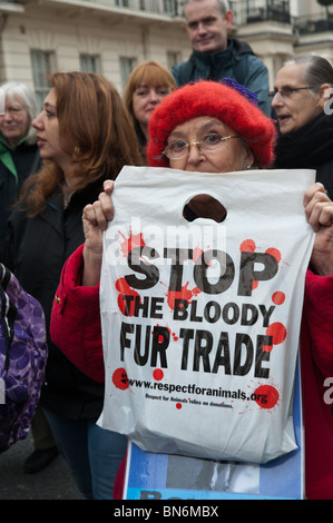 Mars et Rallye National Anti-Fur - femme contient jusqu'retour 'Stop à la sanglante des fourrures" Banque D'Images