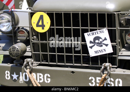 Achtung Minen signe sur un WW2 jeep qui veut dire attention aux mines ou attention danger de mines en allemand Banque D'Images