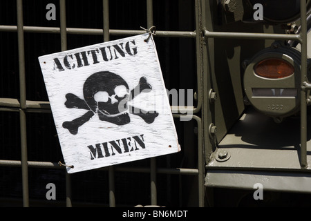 Achtung Minen signe sur un WW2 jeep qui veut dire attention aux mines ou attention danger de mines en allemand Banque D'Images