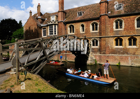 Barques à fond par le pont en bois ou mathématique, Queens College, Cambridge, England, UK Banque D'Images