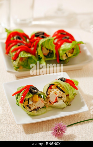 Rouleaux de laitue avec du riz, des algues et de surimi. Recette disponible. Banque D'Images