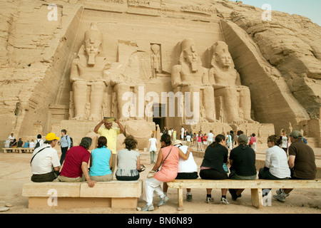 Des foules de touristes devant le grand Temple à Abou Simbel, Egypte Banque D'Images