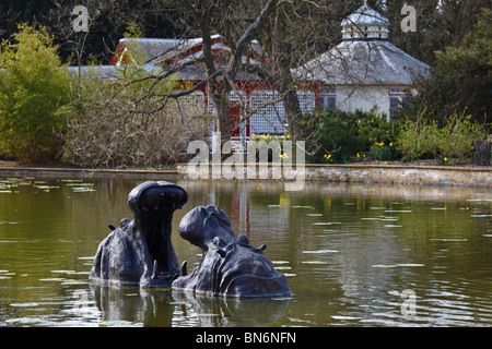 Sculpture de 'Bull' lutte contre les hippopotames par Rupert Merton dans le jardin à l'abbaye de Woburn, Bedfordshire, Angleterre Banque D'Images