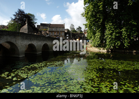 Ville médiévale pont sur la rivière Avon, Bradford on Avon, Wiltshire, England, UK Banque D'Images