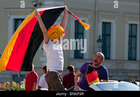 Les fans de football allemand célébrant une victoire lors de la Coupe du Monde 2010 Banque D'Images