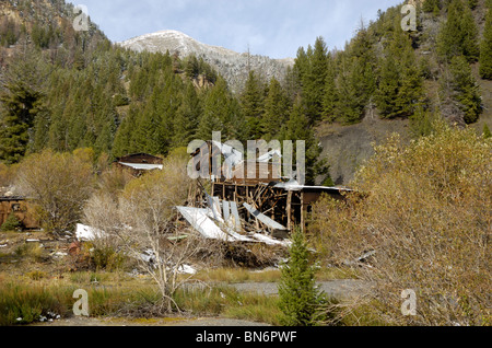 Mine abandonnée, le ruisseau d'Ardoise, nuage blanc, montagnes Rocheuses, California, USA Banque D'Images