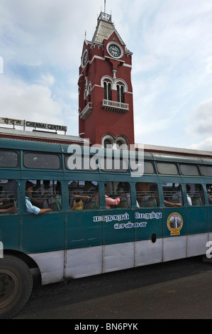 L'Inde Tamil Nadu Chennai Madras ex un bus en face de la Gare Egmore Banque D'Images