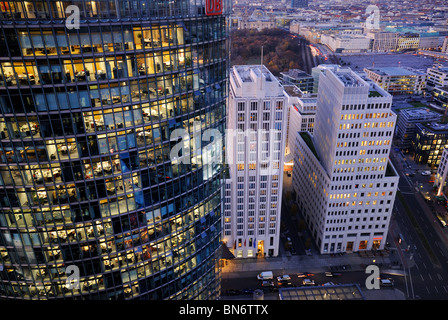 La Potsdamer Platz avec Deutsche Bahn Tower, Beisheim Center à l'Hôtel Ritz Carlton et Holocaust Memorial, Berlin, Allemagne Banque D'Images