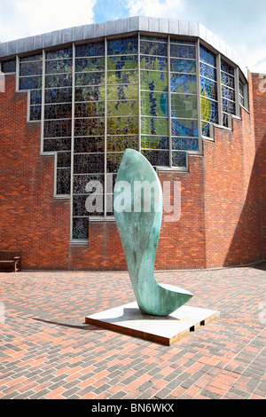 Bronze rorquals par Ben le baril et vitraux par John Piper au Robinson College, Cambridge Banque D'Images