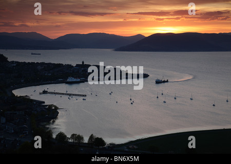 Coucher de soleil sur la ville de Gourock et le Firth de Clyde avec un Calmac Ferry approchant, Inverclyde, côte ouest de l'Écosse, Royaume-Uni Banque D'Images