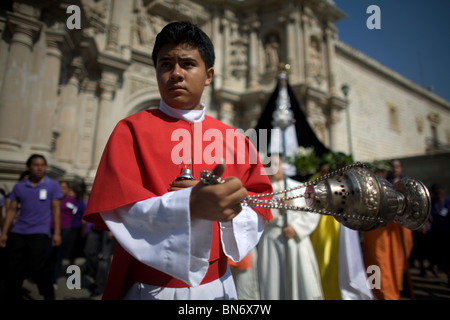 Un acolyte lors de célébrations de la semaine sainte à Oaxaca, Mexique, le 12 avril 2009. Banque D'Images