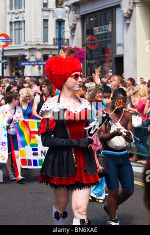 Londres Gay Pride Parade , jeune homme ou garçon vêtu comme la reine de coeur en rouge minidress Banque D'Images