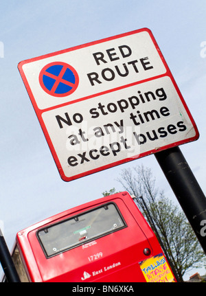 Red Route signer et du bus à impériale à Londres Angleterre Royaume-uni conçu pour maintenir la circulation fluide Banque D'Images