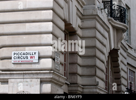 Une plaque de rue sur le mur d'un bâtiment à Picadilly Circus à Londres. Banque D'Images