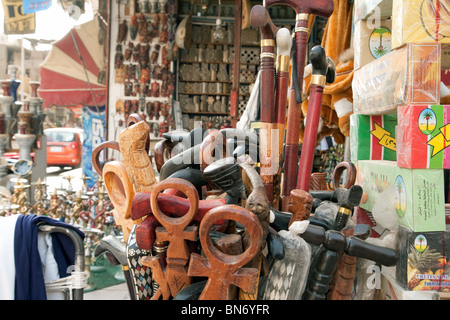 L'Egypte stalle d'artisanat; Ankhs et Sticks de randonnée à vendre sur le marché d'Assouan, Assouan, Haute-Egypte Afrique Banque D'Images