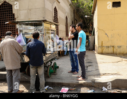 Fuul ou tamiya street food vendor , souk goma (marché du vendredi), dans le sud de cimetières, Khalifa, Le Caire, Égypte district Banque D'Images