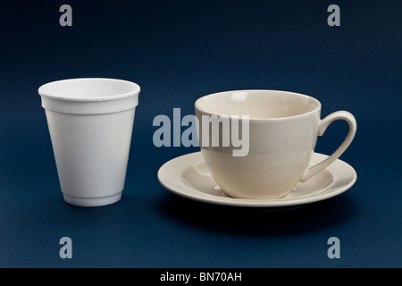 Gobelet jetable et Café Tasse close up shot Banque D'Images