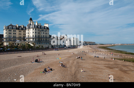 EASTBOURNE, Angleterre, 27 juin 2010. Une vue de la plage à Eastbourne prises à partir de la jetée à l'Est. Banque D'Images