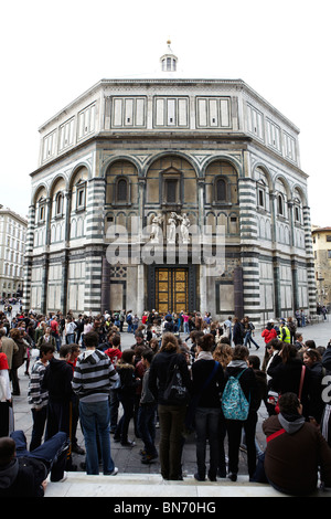 Florence le Baptistère (Battistero di San Giovanni) et la les portes du paradis à Florence, Italie Banque D'Images