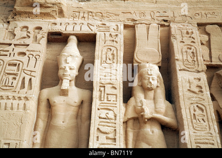 Statues de Pharaon Ramses II et de la reine Nefertari, des cartoures et des hiéroglyphes; le Temple de Nefertari, Abu Simbel, Haute-Egypte Afrique Banque D'Images