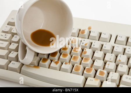 Café et clavier ordinateur endommagé close up Banque D'Images