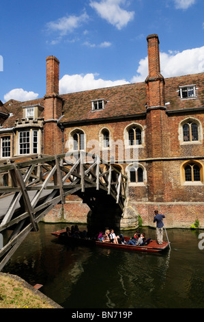Barques à fond par le pont en bois ou mathématique, Queens College, Cambridge, England, UK Banque D'Images