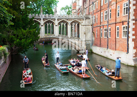 Barques sous le Pont des Soupirs St. John's College de Cambridge Banque D'Images