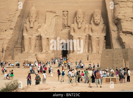Des foules de touristes devant le grand Temple à Abou Simbel, Egypte Banque D'Images