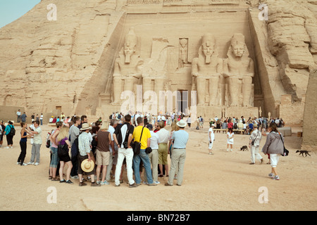 Des foules de touristes devant le grand Temple à Abou Simbel, Egypte Banque D'Images