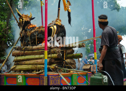 La religion balinaise est basé sur le respect et l'adoration de Dieu et des ancêtres. Le corps est installé dans un bull en bois et brûlé. Banque D'Images