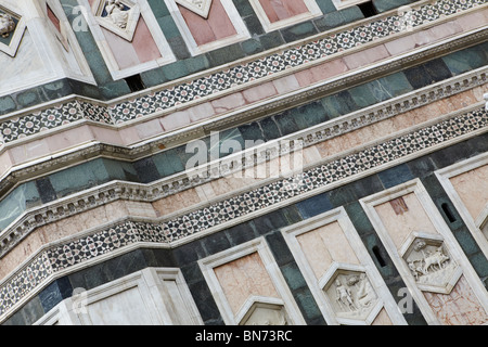Détail de la façade en marbre décoré à la cathédrale de Florence à Florence, Italie Banque D'Images