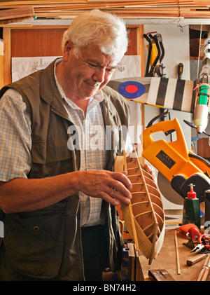 L'homme à la retraite modèle en bois bateau. Banque D'Images