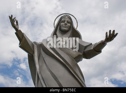 Statue Vierge Marie en acier inoxydable à Sioux City, Iowa Banque D'Images