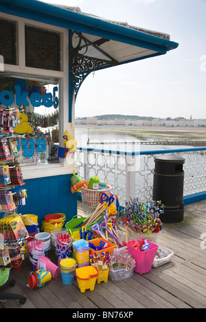 Souvenirs à vendre dans un chalet sur la jetée de Llandudno Banque D'Images