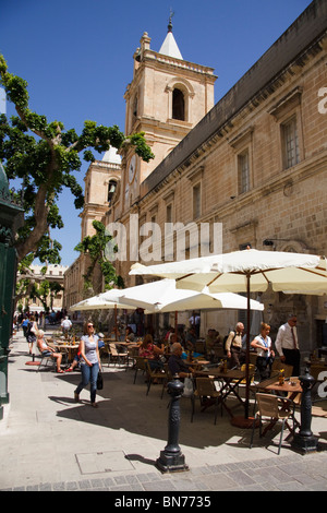 Cafés à l'extérieur de la cathédrale de St Johns, La Valette, Malte Banque D'Images