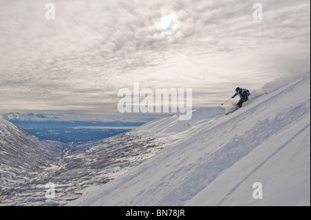 Une femme skieur d'arrière-pays bénéficie d'un certain blanc tourne dans Hatcher Pass, Alaska Banque D'Images