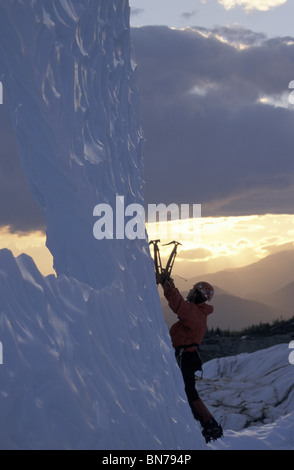 Grimpeur sur glace au coucher du soleil sur l'Alaska Glacier Matanuska Banque D'Images